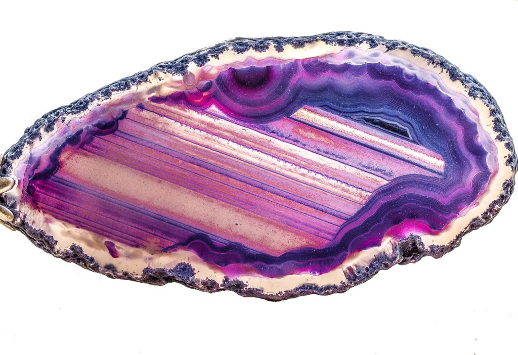 Achat oder anderer Edelstein im Querschnitt - violette Töne
